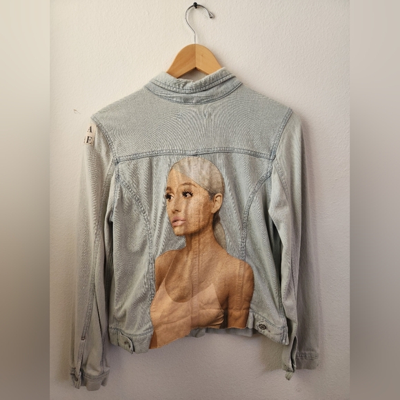 Ariana Grande Jean Jacket Custom‎ Light Wash Blue Denim Size Large - Picture 1 of 8